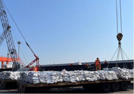 東北春耕使用起重滑車吊裝化肥