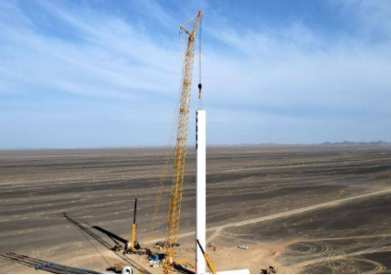 甘肅敦煌首個(gè)風(fēng)電項(xiàng)目開始吊裝風(fēng)機(jī)