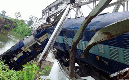 印度一列火車過(guò)橋時(shí)脫軌展示圖
