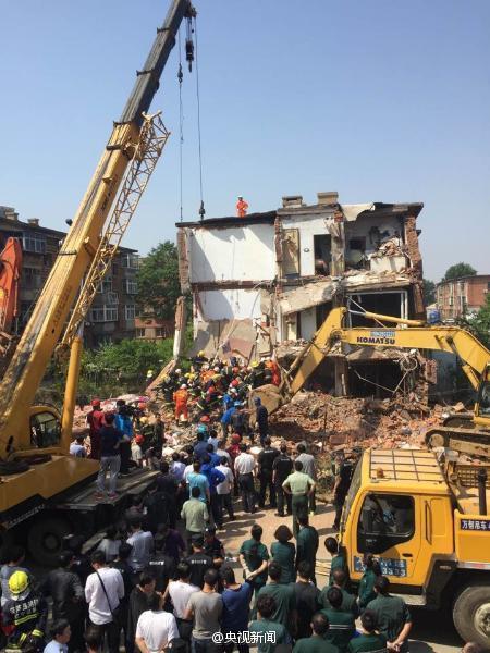 遼寧樓房爆炸垮塌2人被困工人巧妙使用滑車全力營救實(shí)拍圖