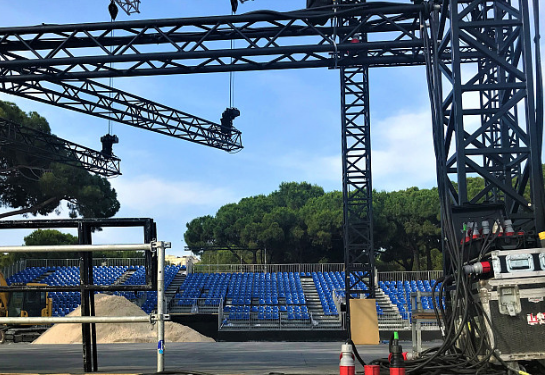 桁架舞臺的搭建現(xiàn)場